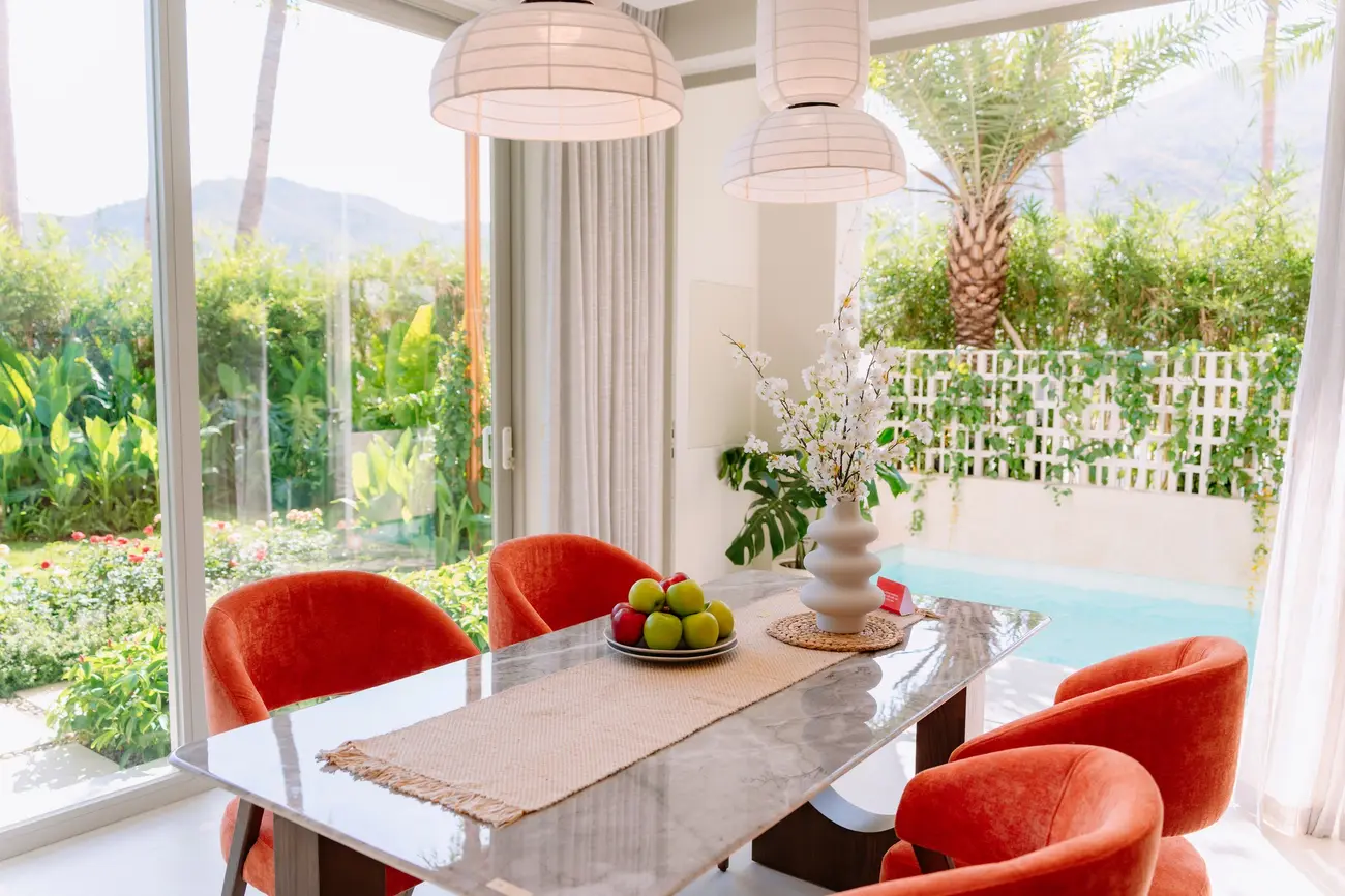 Không gian nhà mẫu La Tiên Villa Nha Trang tràn ngập ánh sáng tự nhiên và hài hòa với thiên nhiên.