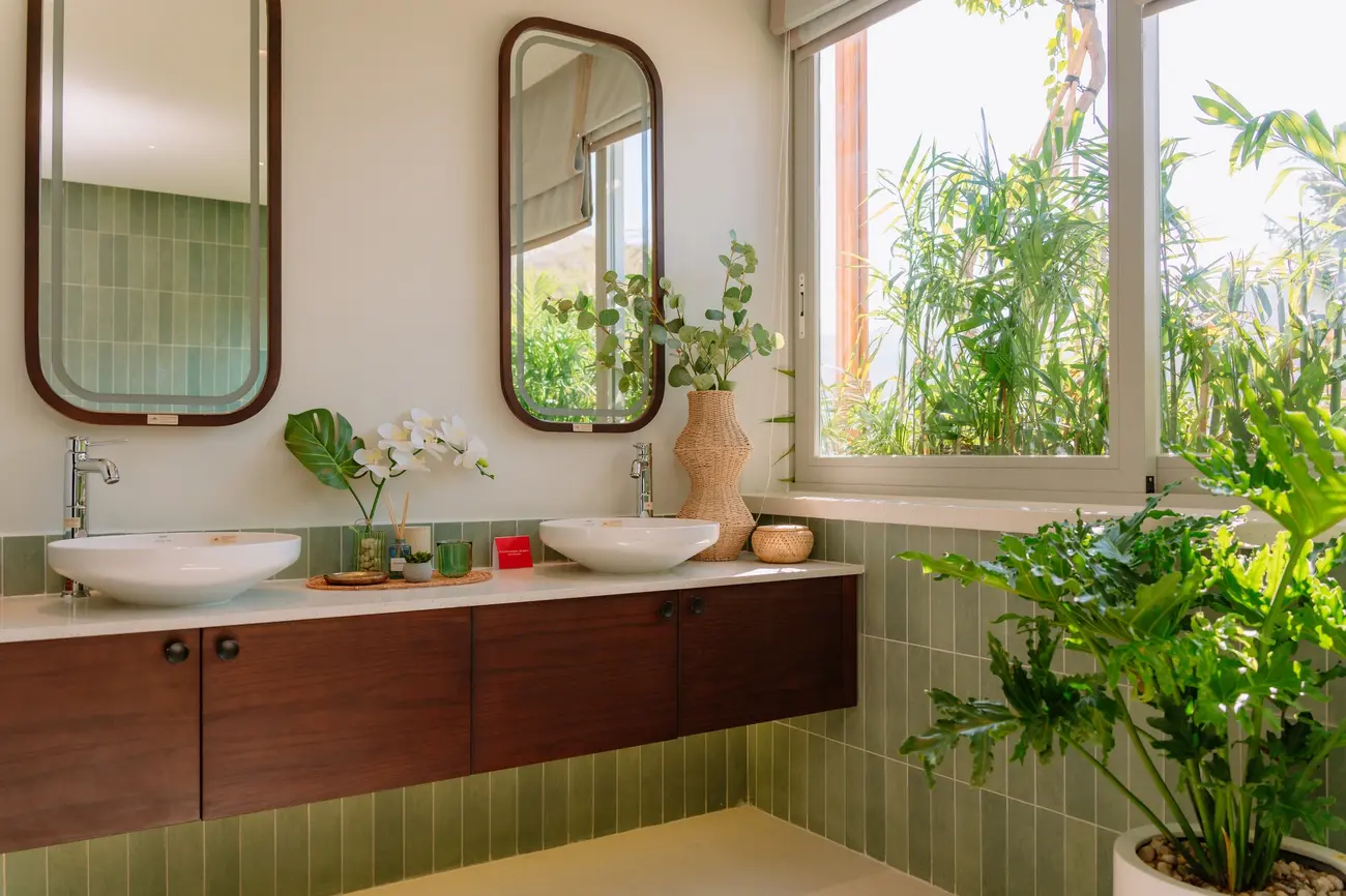 Phòng tắm xanh mát tại La Tiên Villa Nha Trang: hòa quyện hoàn hảo giữa không gian sống và thiên nhiên.