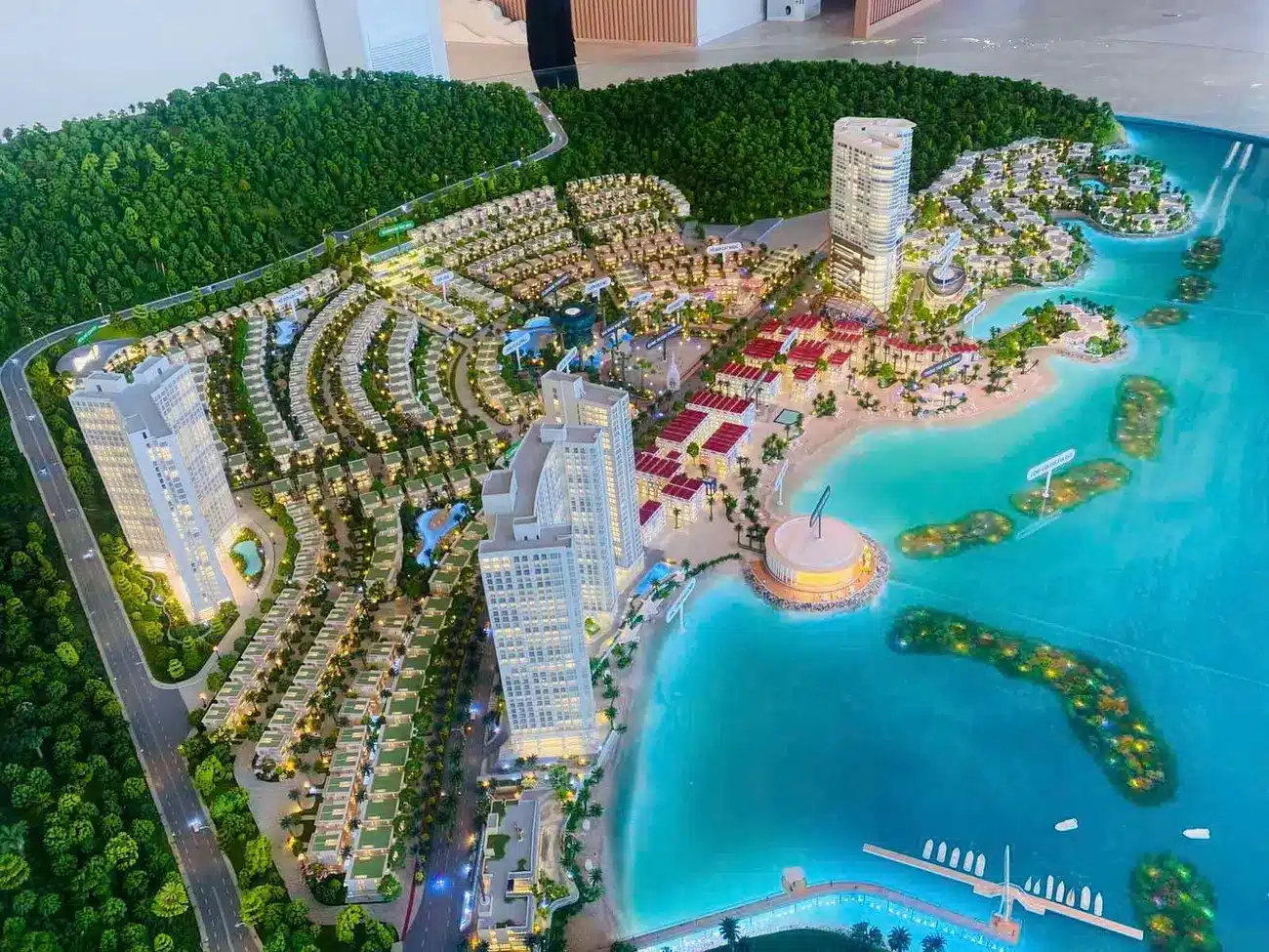 Sa bàn La Tiên Masterise Homes tái hiện không gian sống đẳng cấp, hài hòa giữa thiên nhiên và kiến trúc.