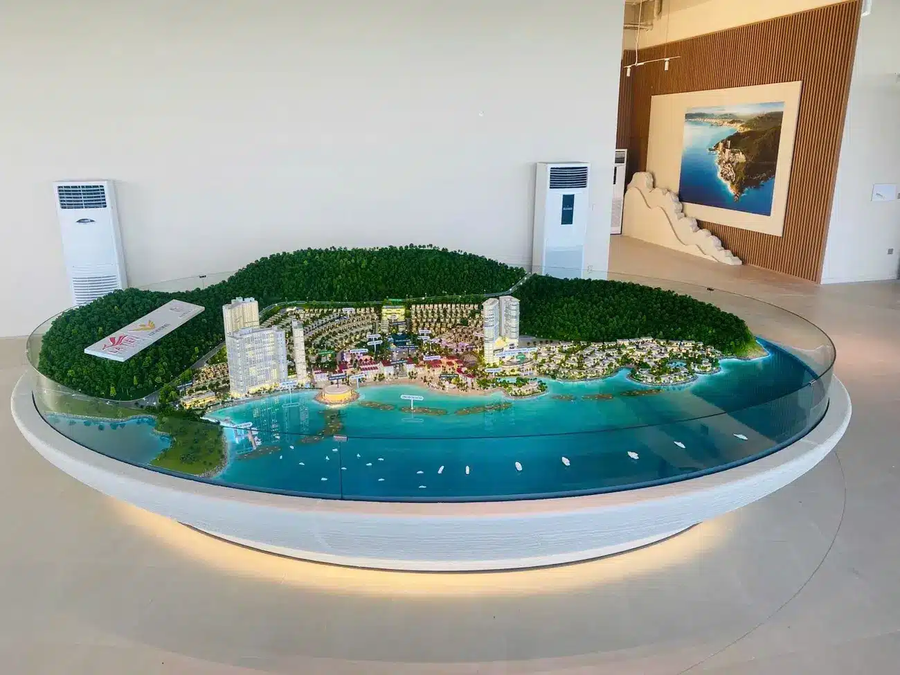 Sa bàn La Tiên Nha Trang tại Văn phòng Bán hàng, tái hiện sống động dự án bên vịnh Ngọc.