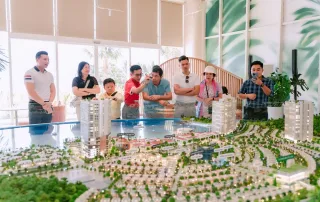 Khách hàng tham quan và tìm hiểu mô hình dự án La Tiên KDI Holdings, thể hiện cam kết pháp lý minh bạch và phát triển bền vững.
