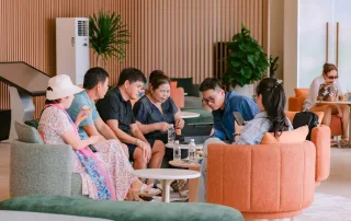 Không khí cà phê cuối tuần tại Sales Gallery La Tiên Villa đầy ấm cúng và chia sẻ thông tin hữu ích.