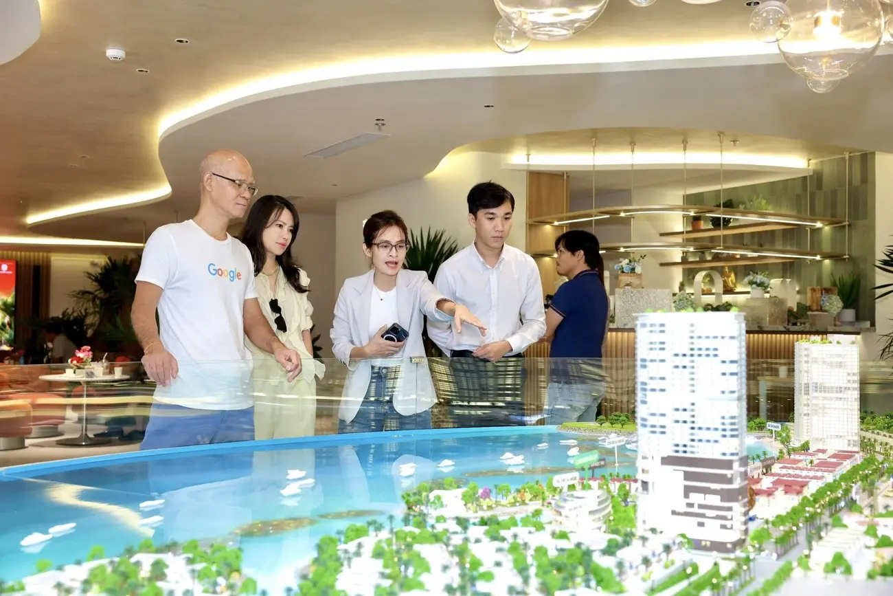 Lễ ký kết hợp đồng mua bán tại văn phòng La Tiên Villa Nha Trang, chào đón các chủ nhân tương lai.