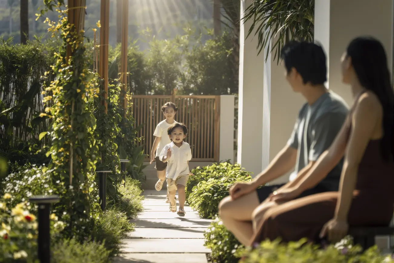 Gia đình tại La Tiên Villa tận hưởng không gian sống xanh, đẳng cấp và tiện nghi bậc nhất.