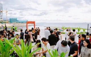 Khách tham dự sự kiện tại La Tiên Masterise Homes, tận hưởng khung cảnh biển Nha Trang và không gian sự kiện sôi động.