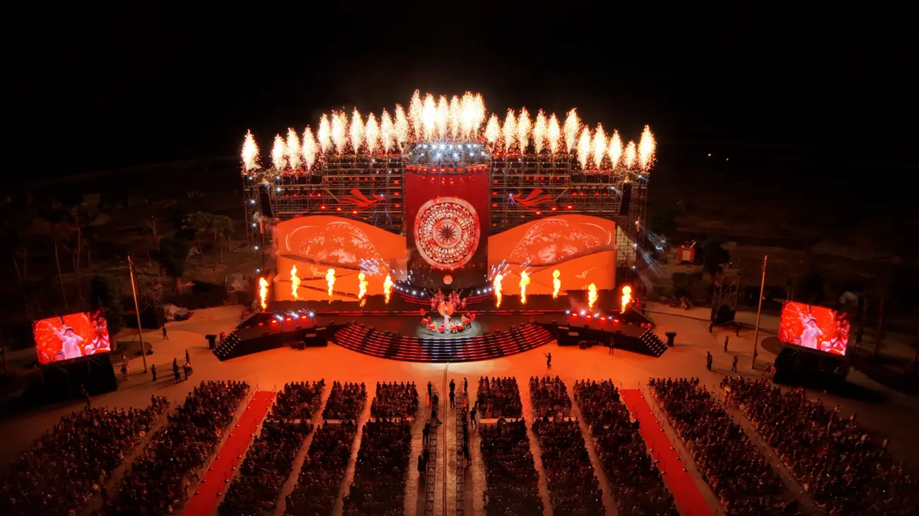 Khán đài La Tiên Villa bừng sáng với màn trình diễn nghệ thuật đỉnh cao tại quảng trường Trống Đồng.