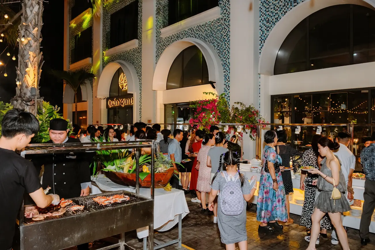 Không gian ẩm thực sôi động tại La Tiên Villa Nha Trang thu hút cư dân và du khách.