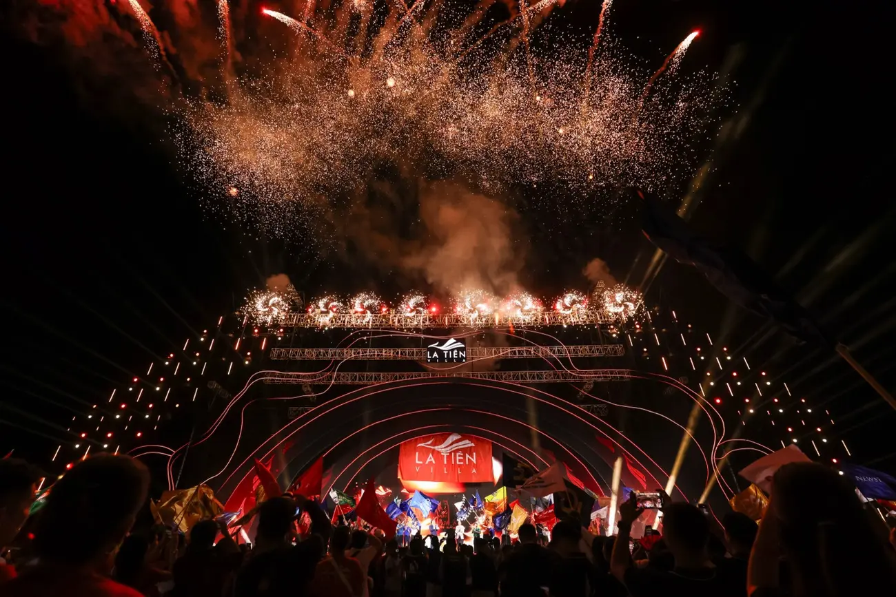 Sự kiện khai mạc La Tiên Villa – Sóng Vọng Miền Tiên tại quảng trường Trống Đồng do La Tiên KDI Holdings tổ chức.